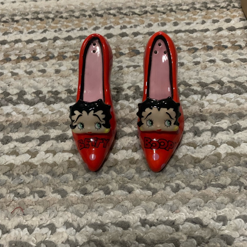 Vintage Betty Boop Red High Heel Pump Shoes Ceramic Salt and Pepper Shakers